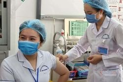 60 cán bộ y tế đầu tiên của Hải Phòng được tiêm vắc xin Covid-19