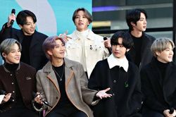 12 lần Jungkook (BTS) 'sao y bản chính' các đàn anh