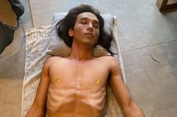 Thuận Nguyễn gầy trơ xuống, đen đúa nằm bất tỉnh khiến khán giả sợ: Ép cân đóng phim cũng không nên thế