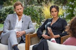 Harry - Meghan bị chế nhạo muốn sống riêng tư nhưng lại dính chặt lấy truyền thông