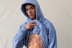 'Mỹ nam Sơn hà lệnh' Cung Tuấn khoe cơ bụng ăn mừng Weibo đạt 10 triệu lượt theo dõi