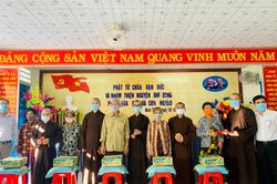 Phật tử chùa Vạn Đức tặng quà từ thiện tại tỉnh An Giang, Kiên Giang
