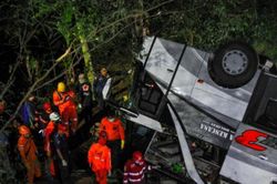 Indonesia: Xe buýt chở học sinh lao xuống vực, 27 người chết