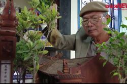 Nghệ nhân chế tác mô hình đình làng bằng gỗ gụ nhỏ nhất Việt Nam