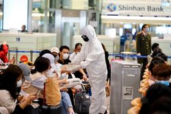 49 người tiếp xúc với 2 mẹ con dương tính khi sang Australia đều âm tính
