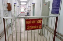 Người bán vé số đột nhập vào phòng bệnh nhân Covid-19