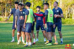 Trái bóng V-League lại lăn...