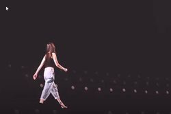 Ninh Dương Lan Ngọc 'loạng choạng' khi đi catwalk cả cây số