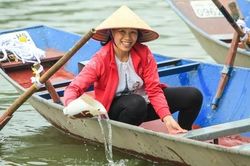 CLIP: Tiết lộ thu nhập của người dân mùa lễ hội Chùa Hương