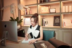 Bà xã Chi Bảo không những xinh đẹp mà còn giỏi kinh doanh, giàu 'khủng'