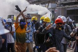 Myanmar: 12 người biểu tình thiệt mạng, chính quyền cáo buộc thêm tội với bà Suu Kyi