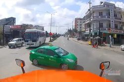 Taxi Mai Linh tạt đầu xe khách, 'cắt mặt' container