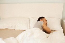 Nửa đêm tỉnh dậy, tôi đứng tim khi nhìn sang bên cạnh