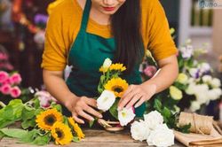 Bỏ 1 viên thuốc nhà nào cũng có vào nước, hoa cắm nửa tháng vẫn tươi như mới