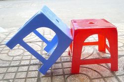 Vì sao trên mặt ghế nhựa thường có 1 lỗ hình tròn?