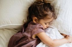 Vào thay quần áo cho con gái đang ngủ, bà mẹ hoảng hốt bế con chạy ngay khi nhìn thấy thứ nằm trên giường