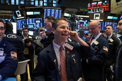 Đón loạt tin tốt, S&P 500 và Dow Jones cùng đóng cửa ở mức cao kỷ lục