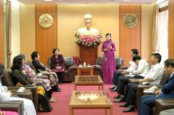 Đồng hành cùng các nhà khoa học nữ