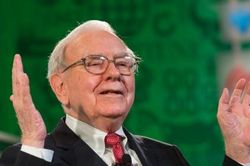 Phù thủy đầu tư Warren Buffett gia nhập nhóm người có 100 tỷ USD