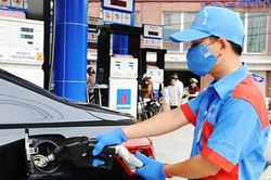 Giá xăng tăng gần 800 đồng/lít