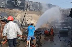Thành phố Hồ Chí Minh: Cháy một kho hàng, lan sang dãy nhà trọ