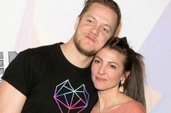 Hôn nhân của trưởng nhóm Imagine Dragons được cứu bằng một tin nhắn