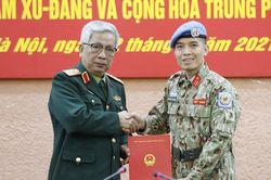 Trao quyết định cho sỹ quan Việt Nam thực hiện nhiệm vụ tại trụ sở LHQ
