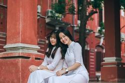 Vẻ đẹp mơ màng của nữ sinh Huế giữa mùa hoa điệp anh đào