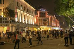 Hà Nội: Người dân háo hức kéo về phố đi bộ Hồ Gươm ngày đầu mở lại sau dịch COVID-19