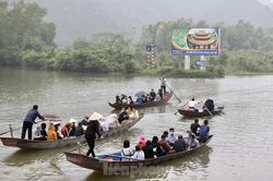 Khoảng hơn vạn người trẩy hội chùa Hương ngày đầu mở cửa