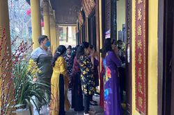 Đền chùa đông nghịt, áp dụng chặt biện pháp phòng chống COVID 19