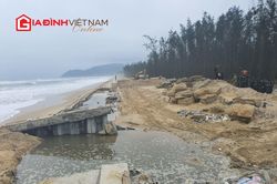 Kè chống sạt lở bờ biển hơn 300 tỷ đồng đang thi công đã vỡ toác nhiều đoạn