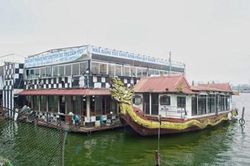 'Bãi sắt gỉ' vẫn 'nổi' ở Hồ Tây