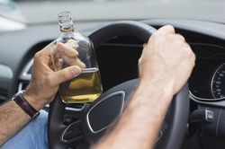 Những điều cấm kỵ không nên làm khi đang lái xe ô tô
