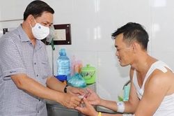 Chủ tịch tỉnh Sóc Trăng thăm hỏi cán bộ Công an bị thương khi bắt tội phạm