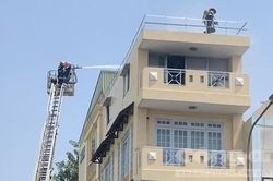 Hàn xì gây cháy trong căn nhà 4 tầng ở Sài Gòn, 2 người được cứu thoát