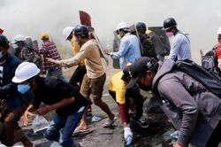 200 cảnh sát Myanmar và người thân chạy trốn sang Ấn Độ