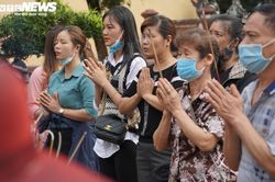 Nhiều du khách không đeo khẩu trang vô tư trẩy hội chùa Hương