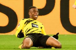Thần đồng 16 tuổi solo ghi bàn cho Dortmund