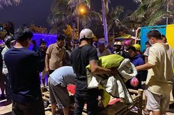 Xót xa cảnh thai phụ khóc ngất bên thi thể con trai 7 tuổi đuối nước