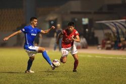 Lee Nguyễn bất lực, đội TPHCM thua trắng Quảng Ninh