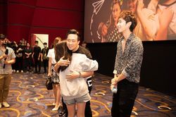Trấn Thành bị fan 'Bố già' cào cấu