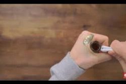 Tuyệt chiêu mở nắp chai chỉ bằng tờ giấy A4