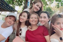 Mẹ và chị gái Nhã Phương thu hút sự chú ý của dân mạng