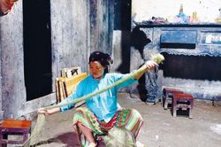 Từ trong ô cửa nhìn ra