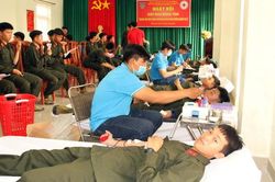 Cán bộ, học viên trung đoàn cảnh sát cơ động hiến 340 đơn vị máu