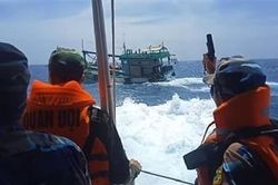 Bộ đội biên phòng nổ súng truy bắt tàu vận chuyển dầu lậu