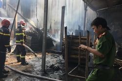 Cháy xưởng gỗ giữa trưa nắng nóng, nhiều tài sản bị thiêu rụi