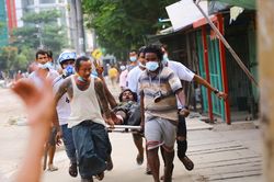 Người biểu tình Myanmar đốt phá nhà máy do Trung Quốc đầu tư