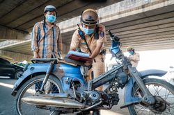 CSGT TP.HCM tạm giữ nhiều xe cũ nát
